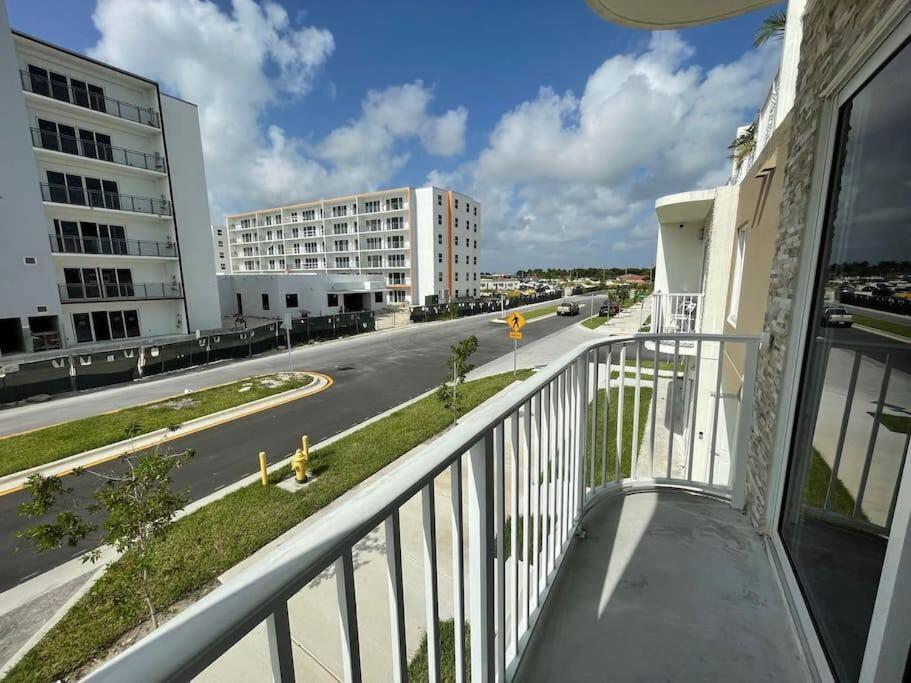 Vacay Spot Experience Luna Sky! 65" Tv Bar, Bbq, Shower Massage Jets, Music, Go To Fl Keys Хоумстед Екстериор снимка